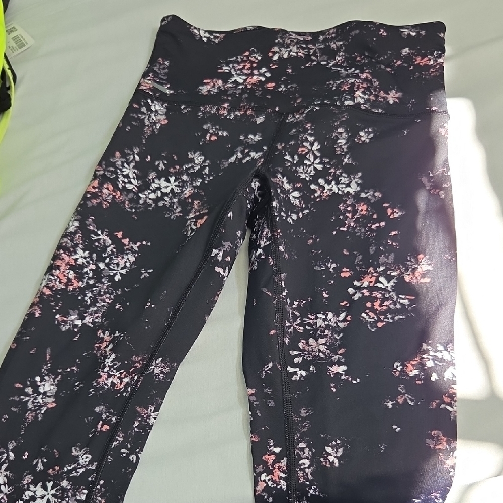 Lolë Leggings - Black and Pink